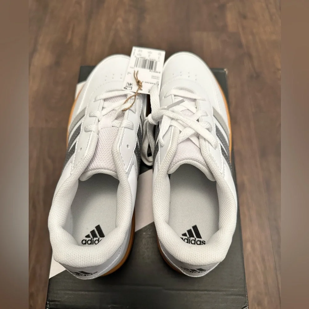 Adidas Breaknet 2.0 K Unisex Sneakers in White Gray Stripes & Gum Sole, Size 3.5
